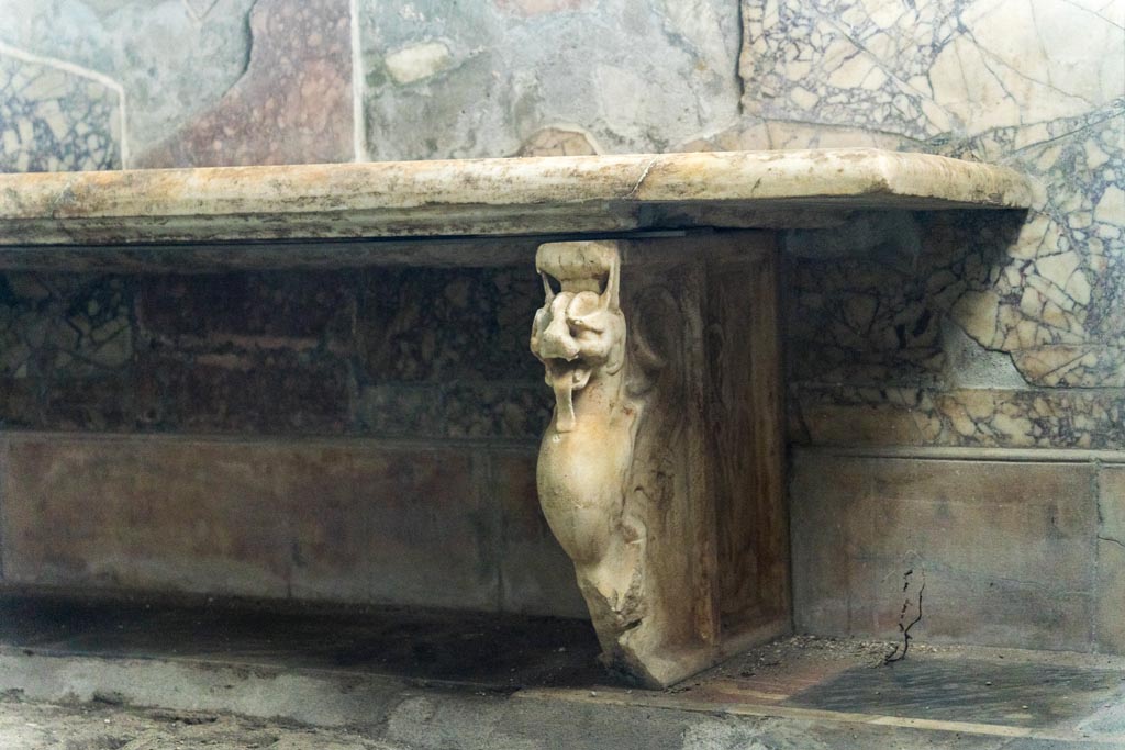 Herculaneum Suburban Baths. October 2023. Tepidarium, detail of leg of bench against south wall. Photo courtesy of Johannes Eber.